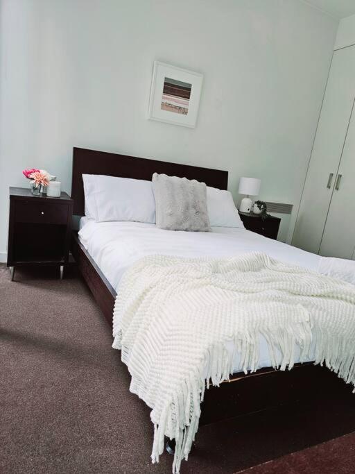 2bd Near Vic Market Apartment *