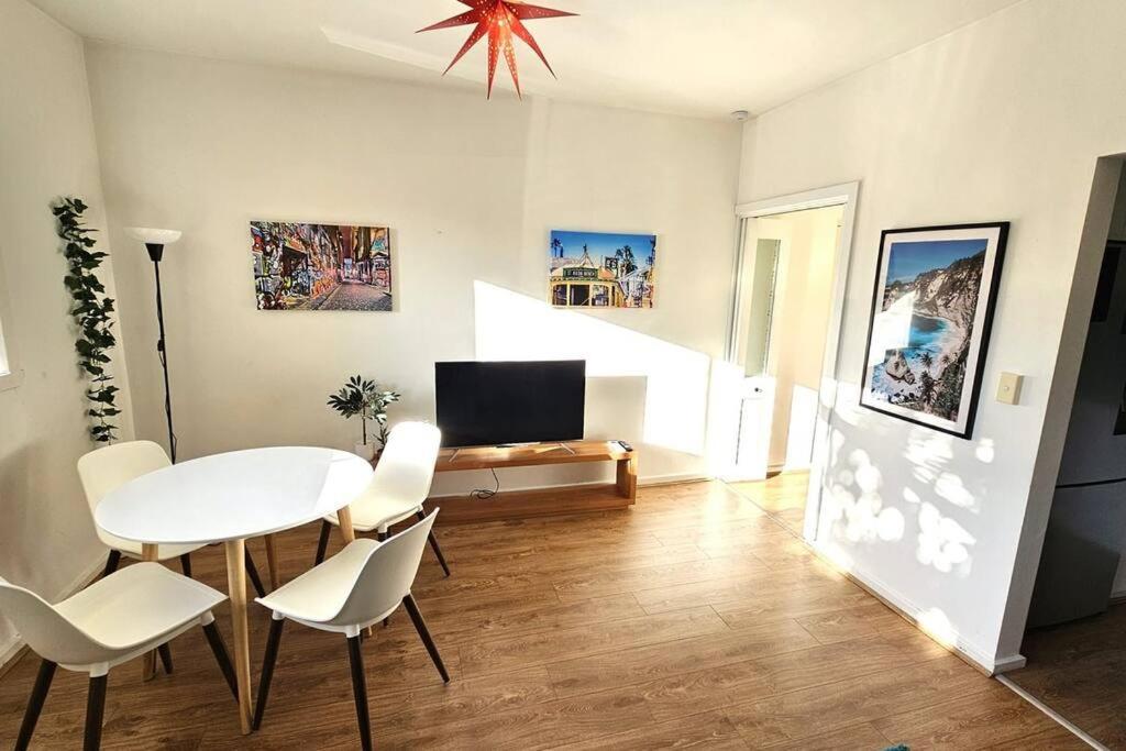 Chic St Kilda 2 Bed 8 Mins Walk To
