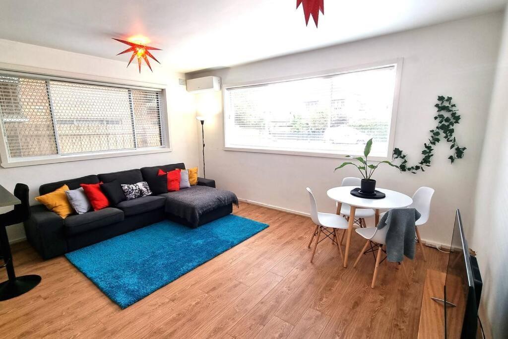 Apartment Chic St Kilda 2 Bed 8 Mins Walk To