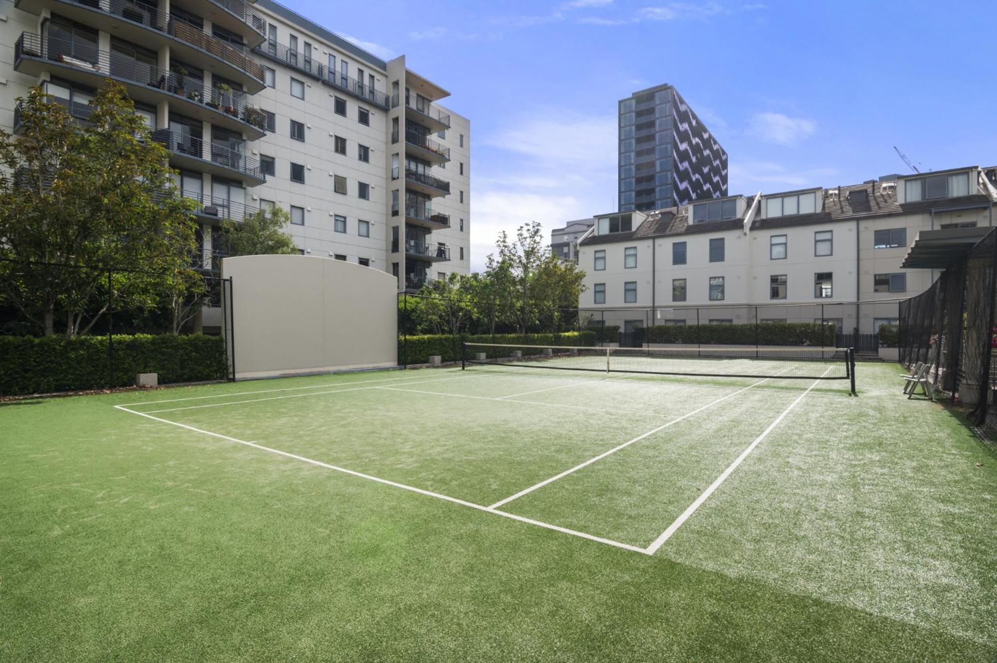 2-bed Pad With Tennis Court Pool & Gym Apartment Melbourne