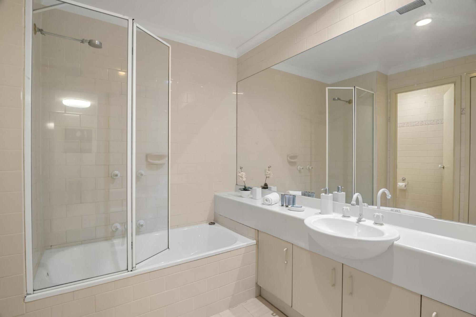 Apartment 2-bed Pad With Tennis Court Pool & Gym Melbourne