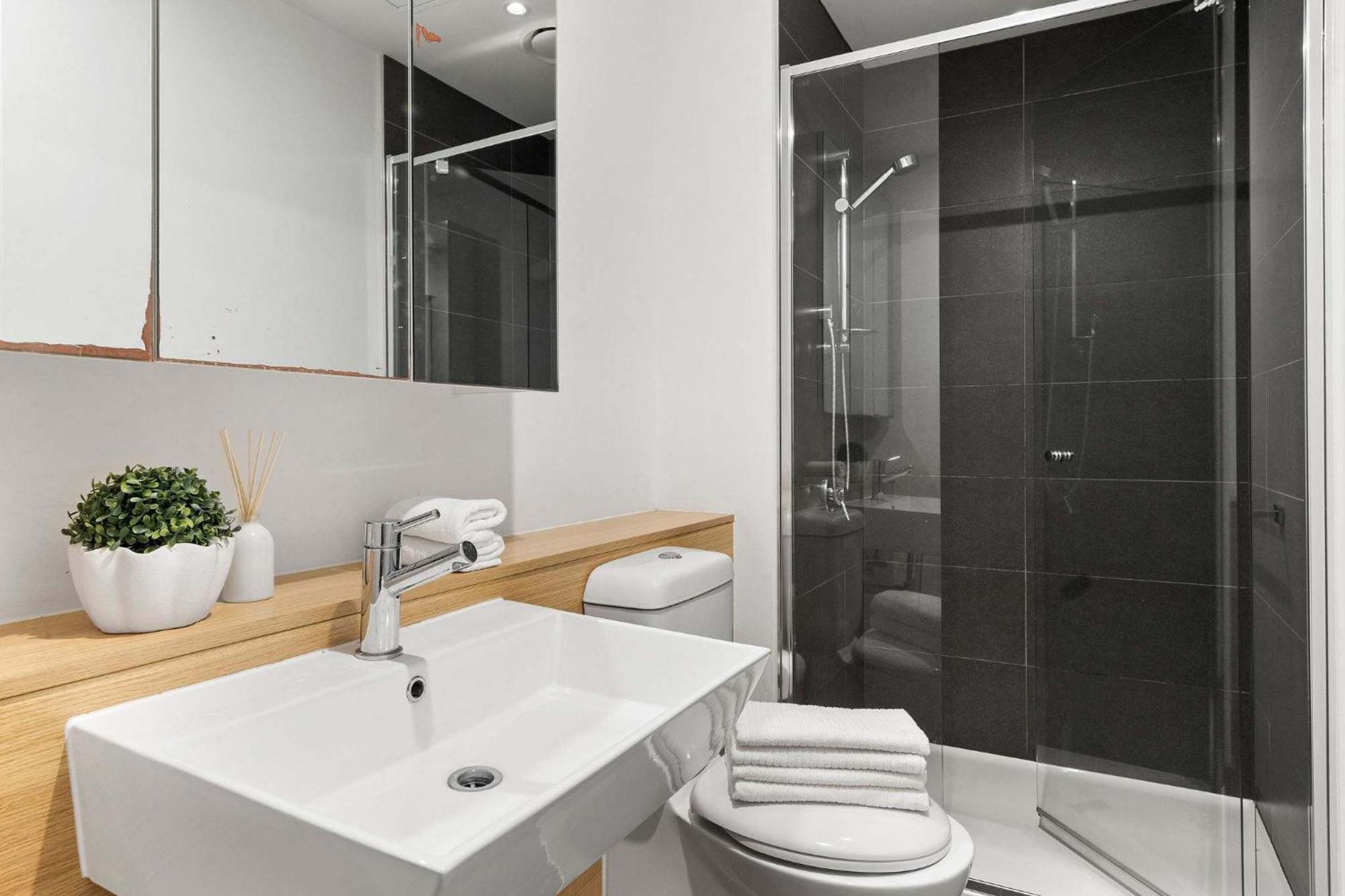 A Stylish & Comfy 2br Near Southern Cross Apartment