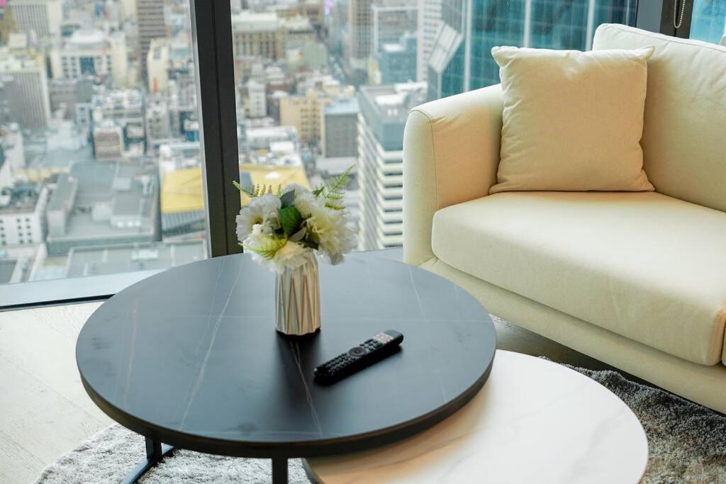 High Rise Views Perfect Location Cbd 2b2b Apartment
