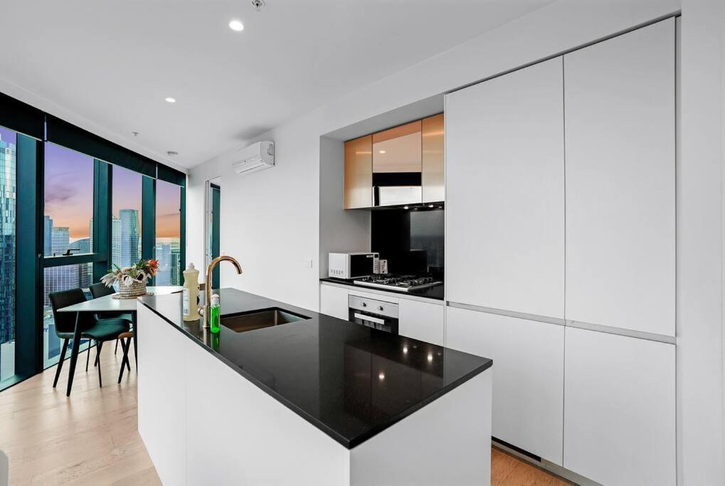 Apartment High Rise Views Perfect Location Cbd 2b2b *