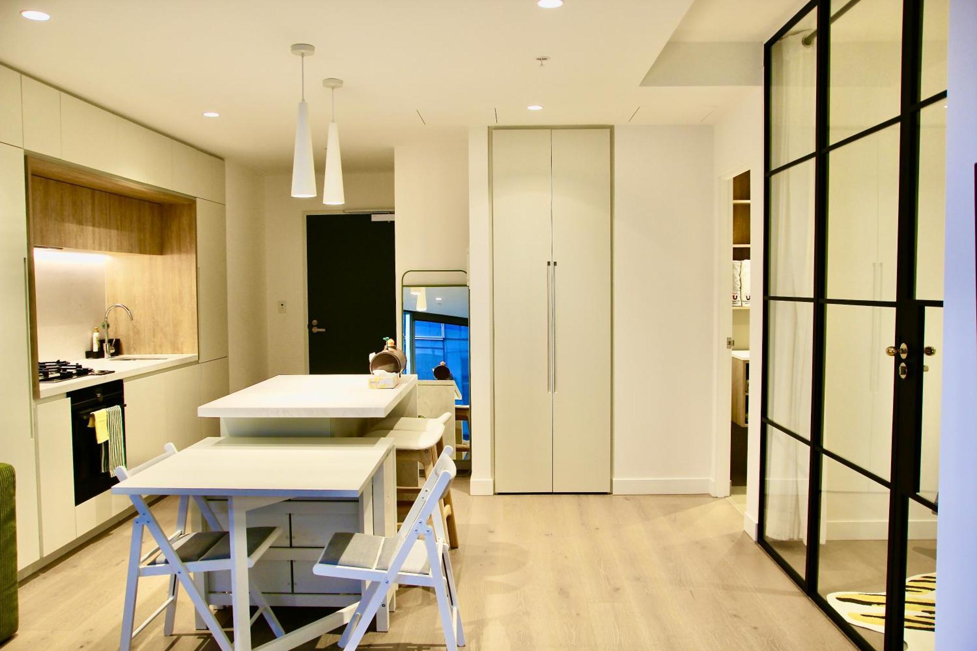 Chic 2br Luxury In Prime West Side Complex Center Of It Apartment