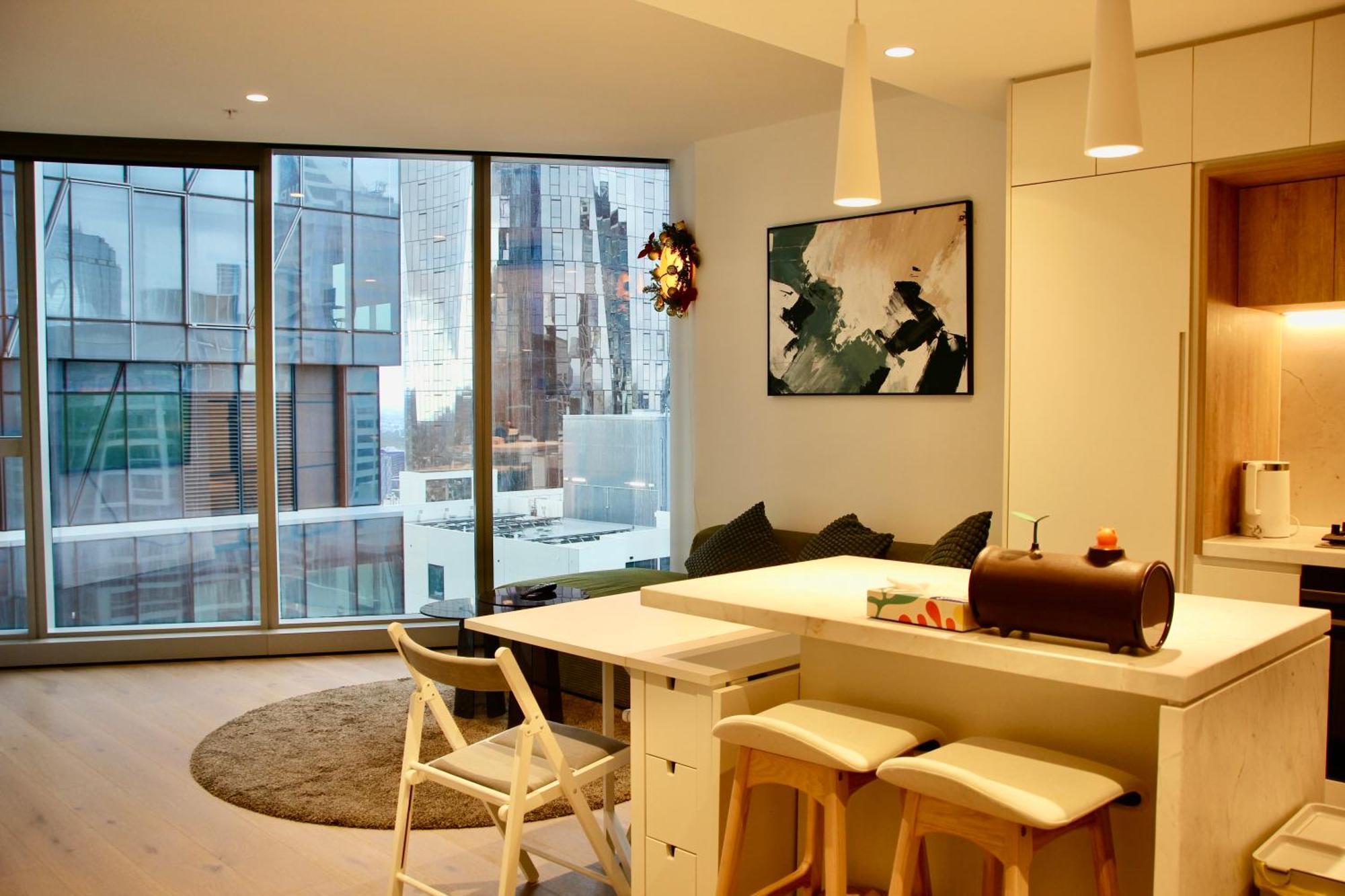 Apartment Chic 2br Luxury In Prime West Side Complex Center Of It