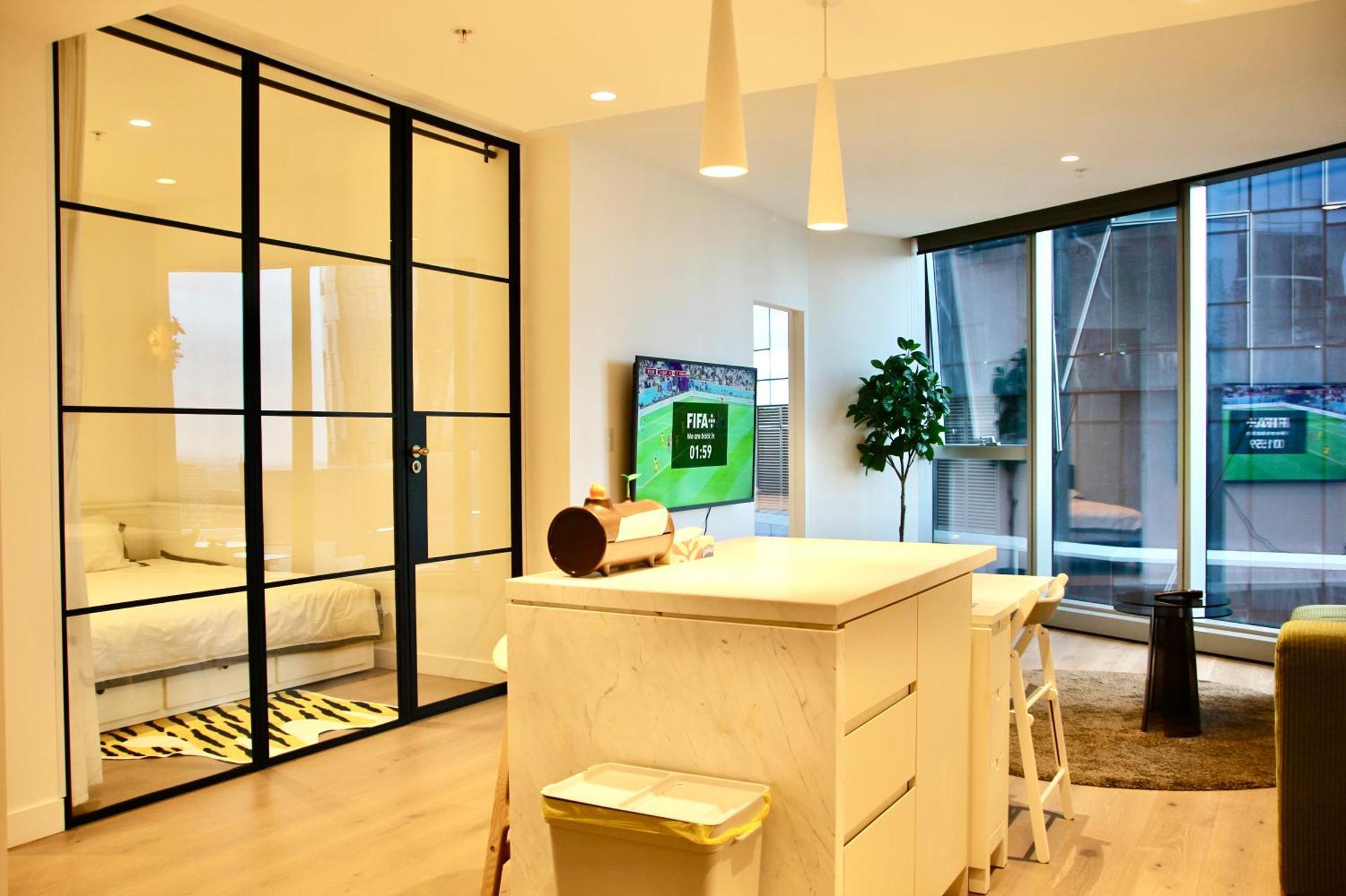 Apartment Chic 2br Luxury In Prime West Side Complex Center Of It *
