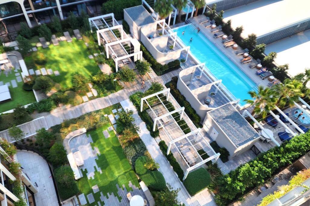 Resort-style Exec 1 Bed With Study In Port Melbourne