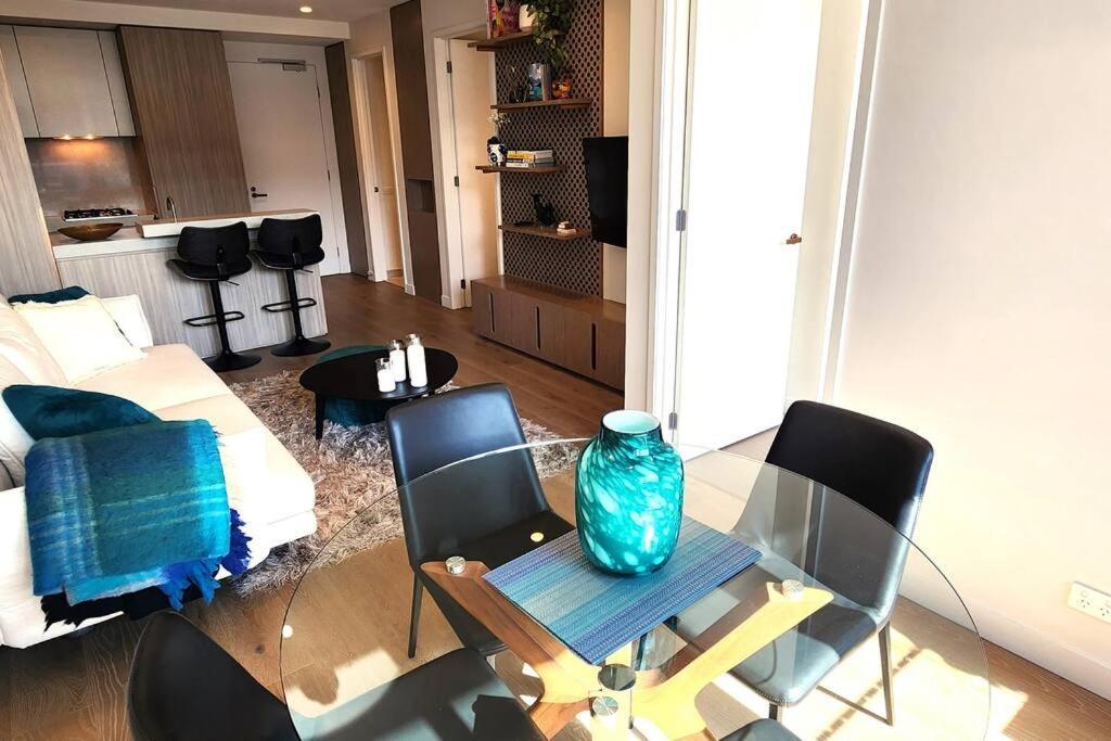 Resort-style Exec 1 Bed With Study In Port Apartment *