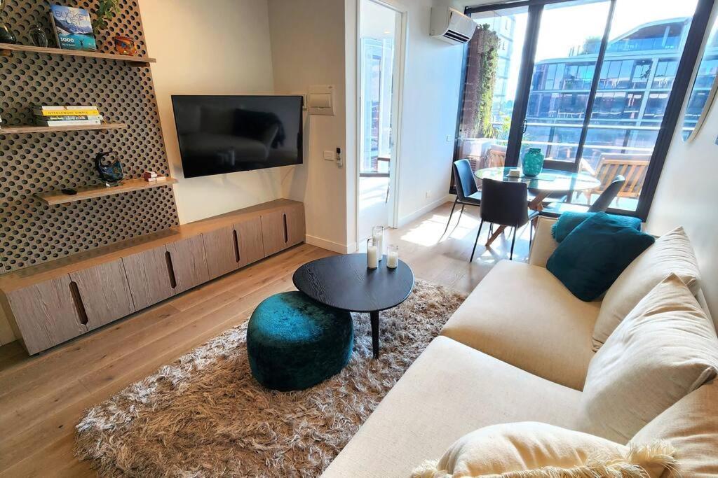Resort-style Exec 1 Bed With Study In Port Apartment