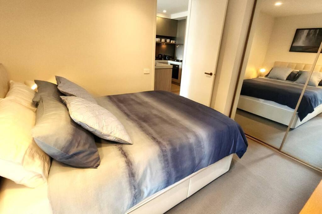 Resort-style Exec 1 Bed With Study In Port Apartment Melbourne
