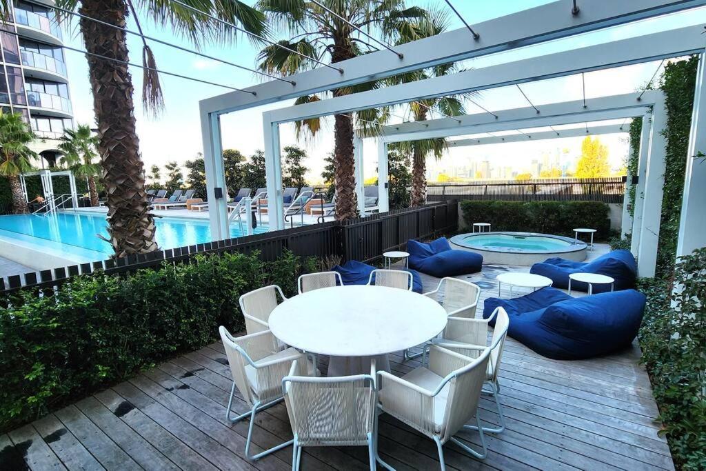 Resort-style Exec 1 Bed With Study In Port Apartment *