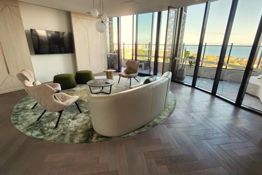 Apartment Resort-style Exec 1 Bed With Study In Port