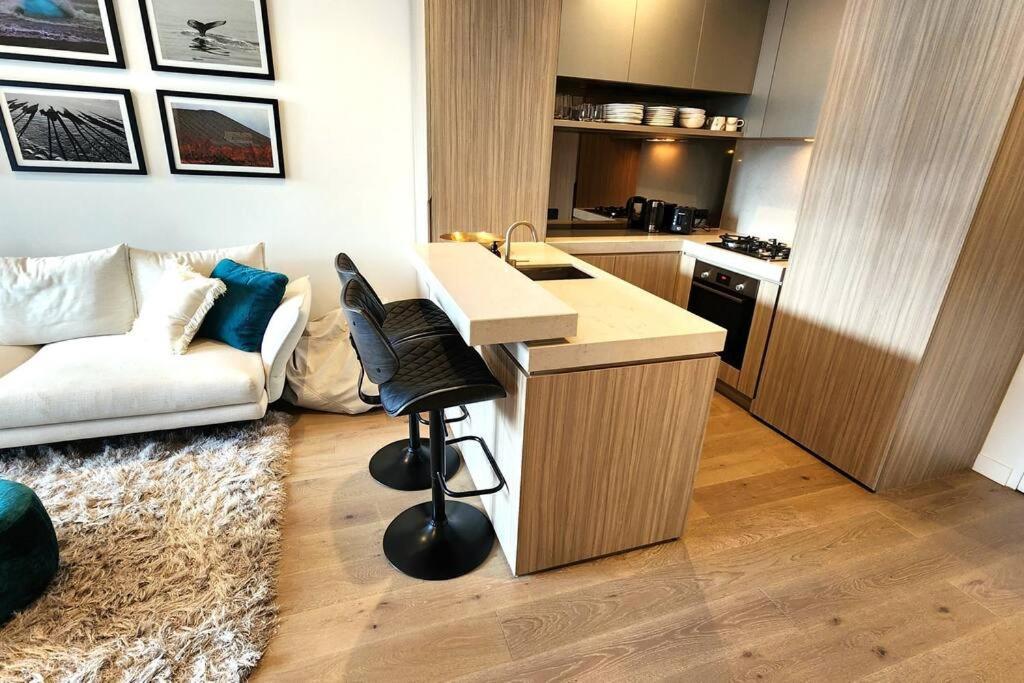 Resort-style Exec 1 Bed With Study In Port Apartment Melbourne