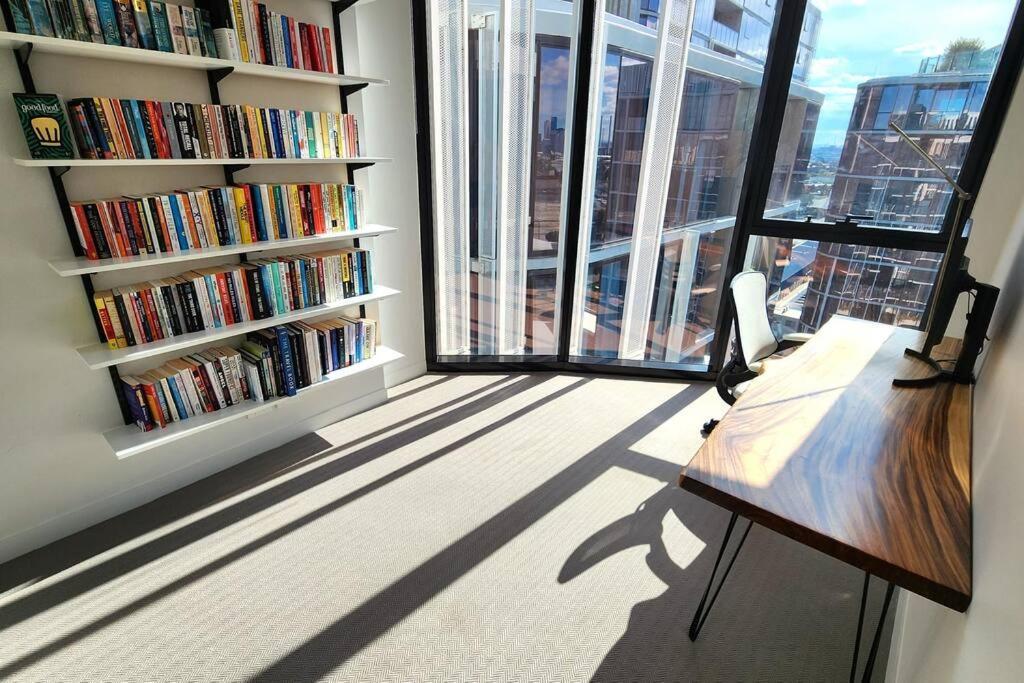 Resort-style Exec 1 Bed With Study In Port Melbourne