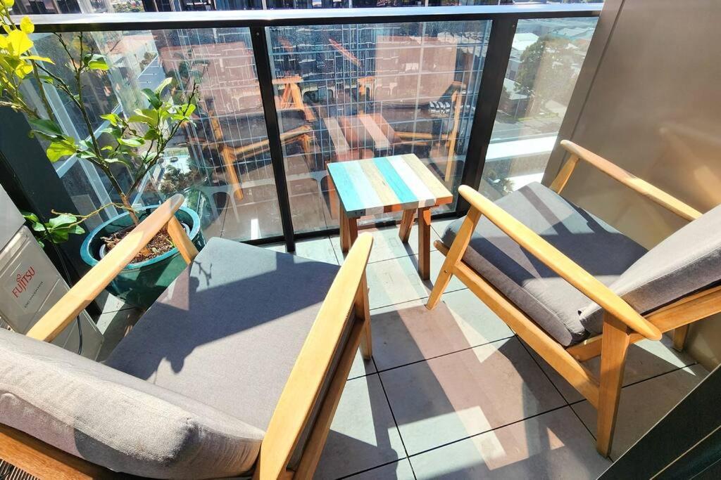 Resort-style Exec 1 Bed With Study In Port Apartment