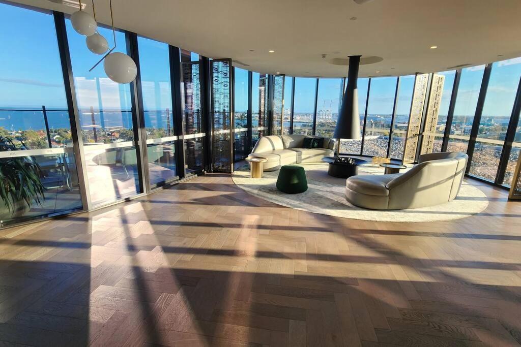 Resort-style Exec 1 Bed With Study In Port Apartment