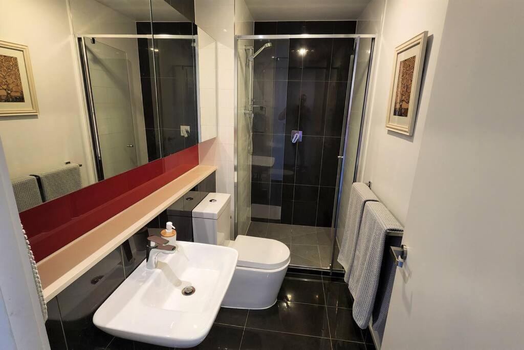 St Kilda Vibes - Views, Airy 1 Bed Sleeps 2-4