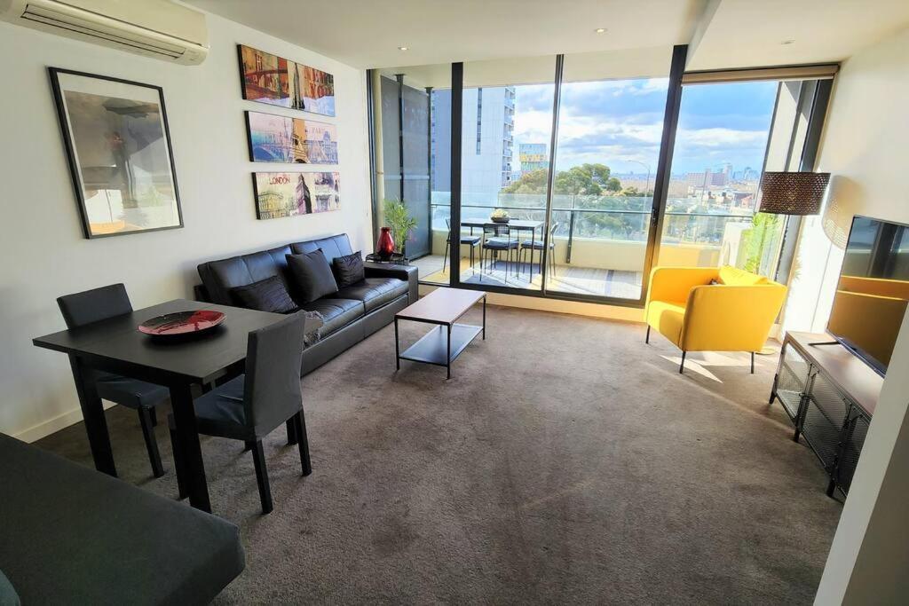 Apartment St Kilda Vibes - Views, Airy 1 Bed Sleeps 2-4 *