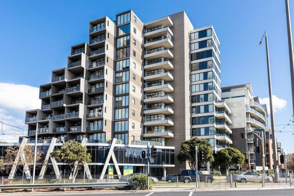 Apartment St Kilda Vibes - Views, Airy 1 Bed Sleeps 2-4 *