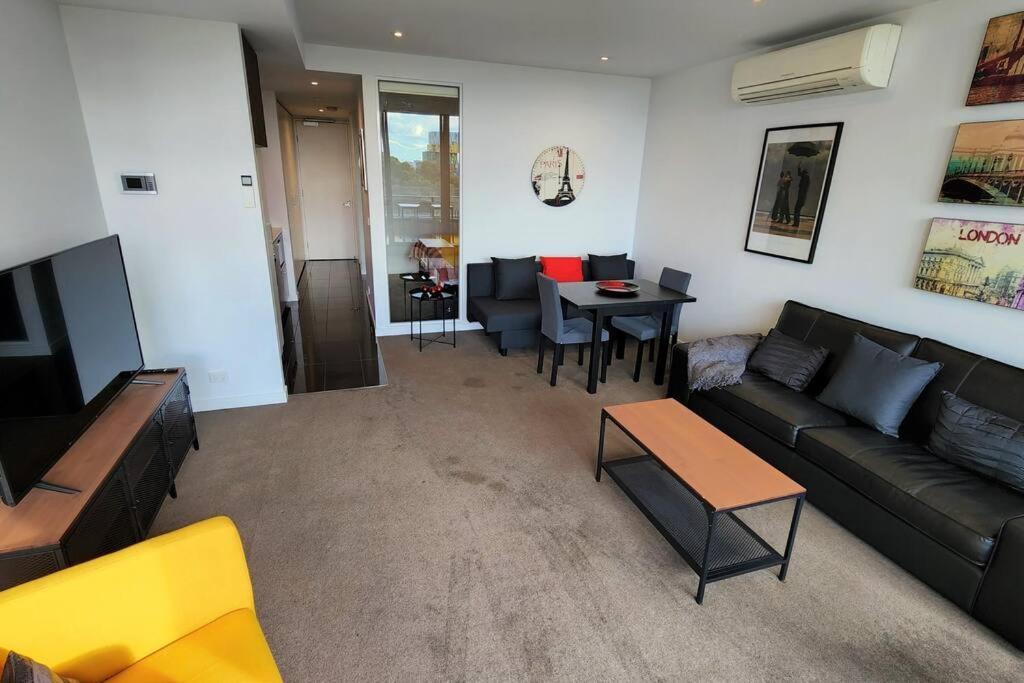 St Kilda Vibes - Views, Airy 1 Bed Sleeps 2-4 Apartment *