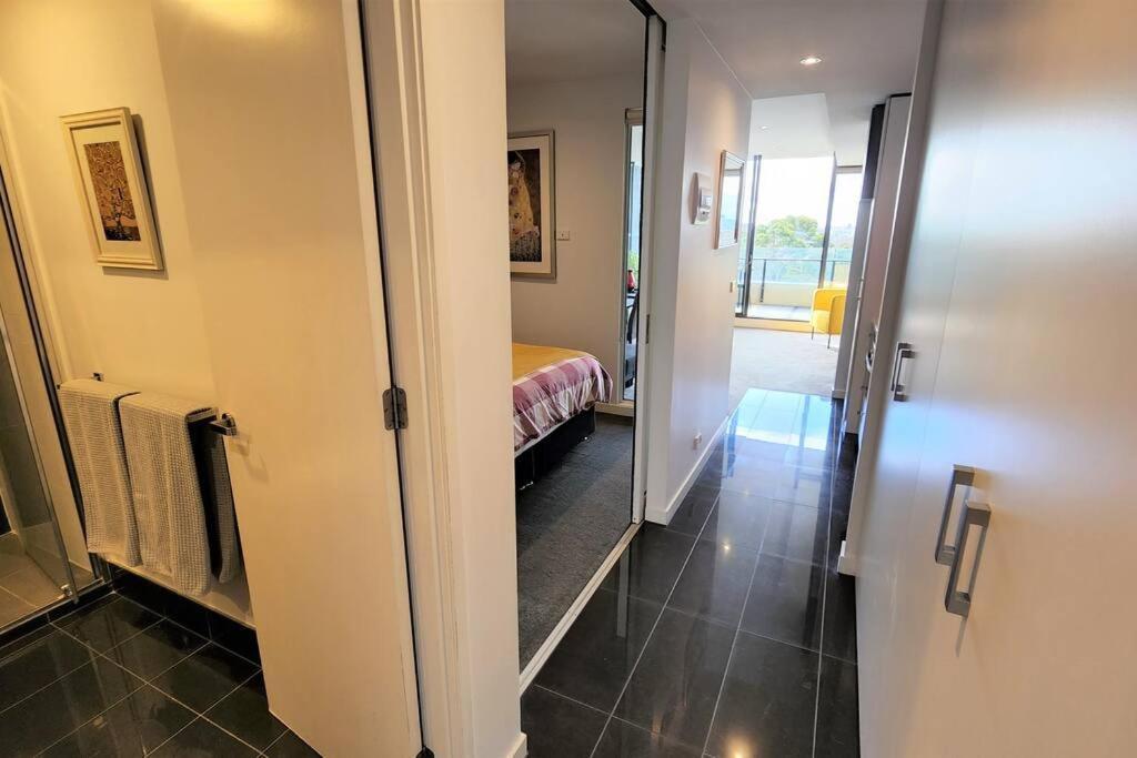 St Kilda Vibes - Views, Airy 1 Bed Sleeps 2-4 Melbourne