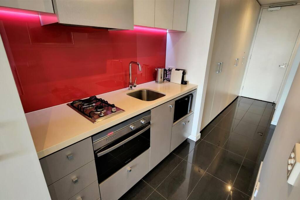 St Kilda Vibes - Views, Airy 1 Bed Sleeps 2-4