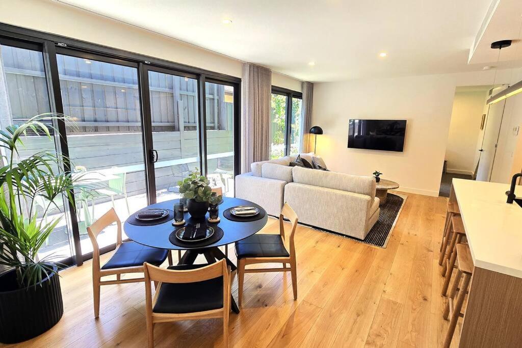 Apartment Your 2 Bed Hampton Haven With Parking *