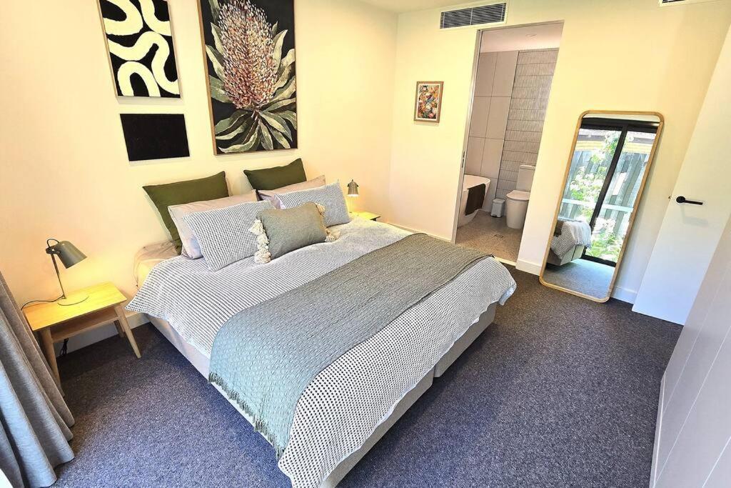 Your 2 Bed Hampton Haven With Parking