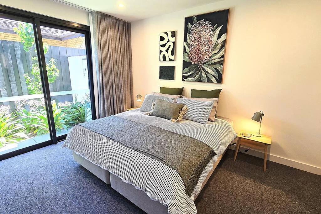 Your 2 Bed Hampton Haven With Parking Apartment