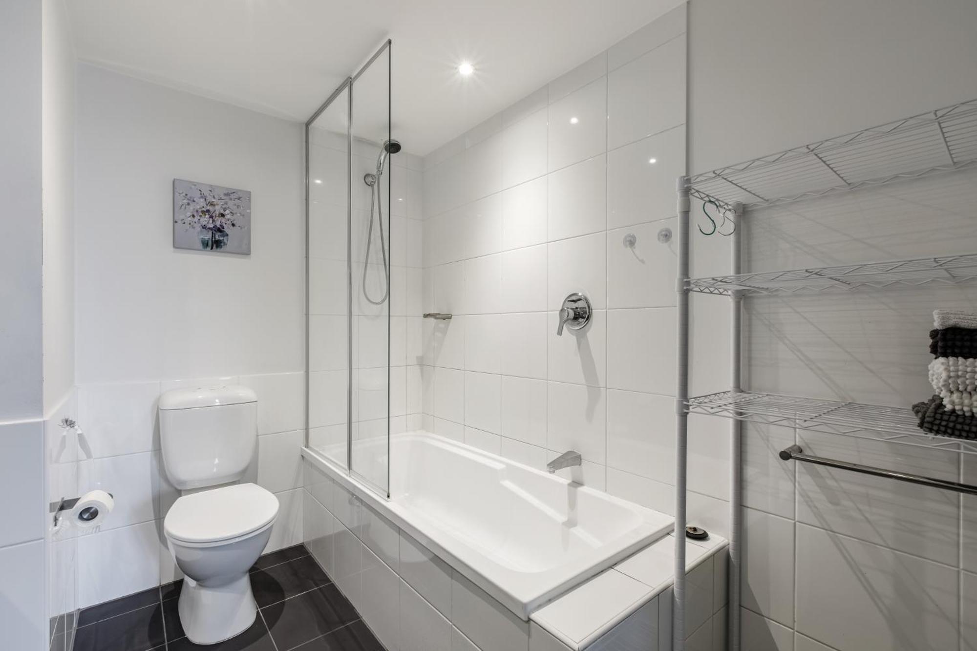 Modern Nomads Spacious 2br Skyline Views Apartment Melbourne
