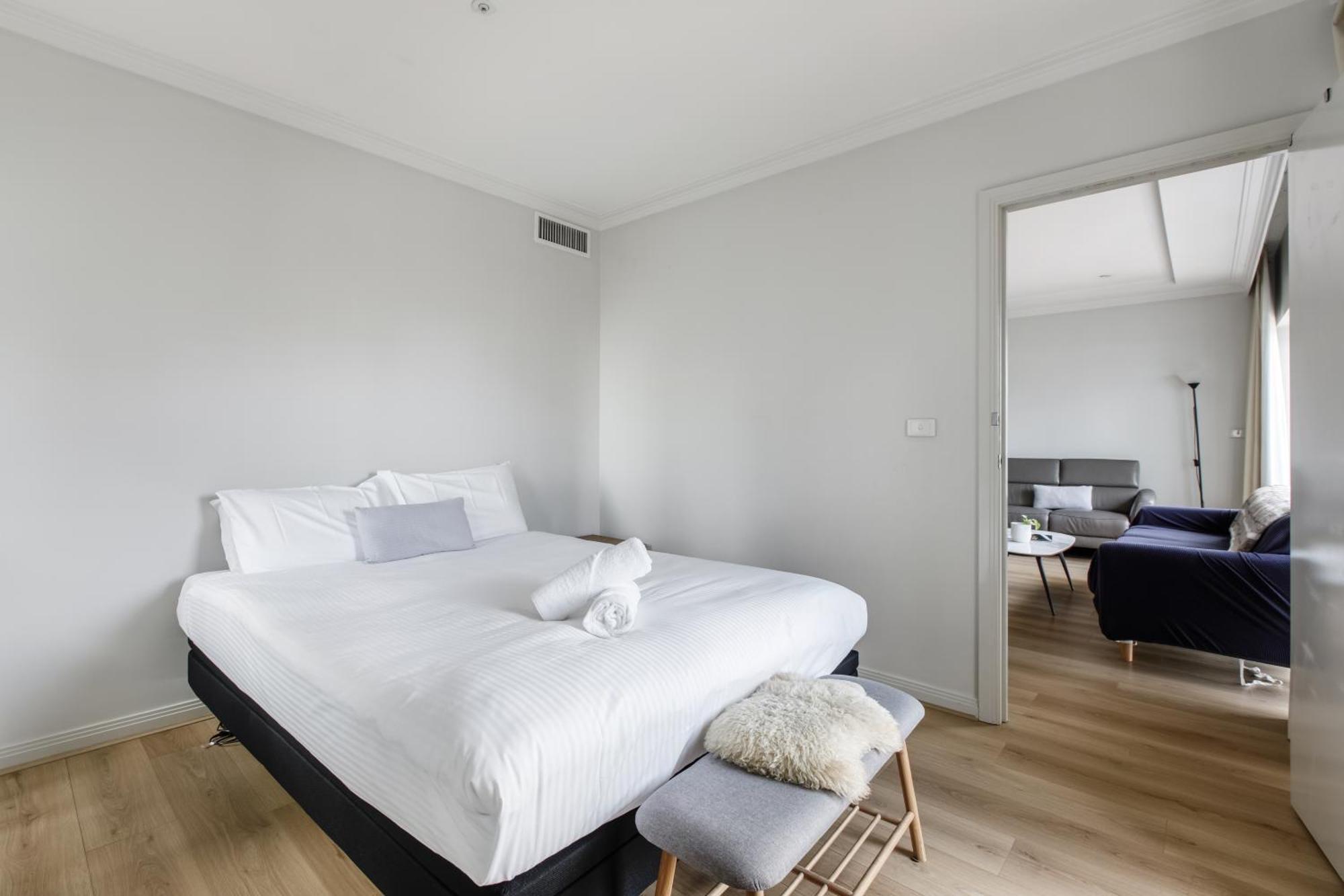 Modern Nomads Spacious 2br Skyline Views Melbourne