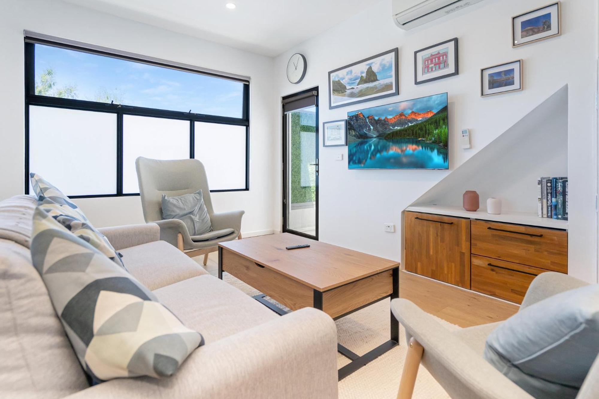Spacious 2-bed Near Lygon St Shops Apartment *