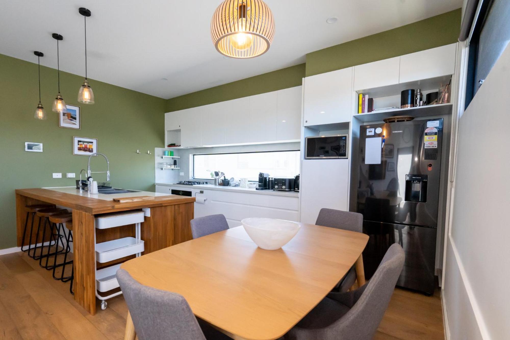 Spacious 2-bed Near Lygon St Shops Apartment Melbourne