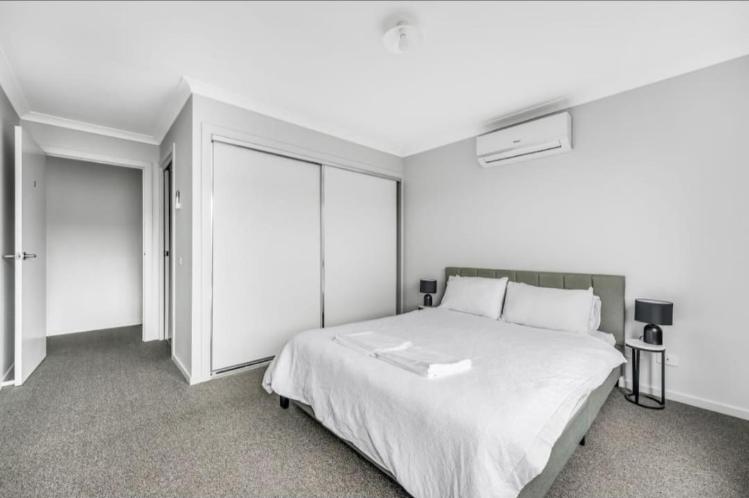 Luxurious 3- Bedroom Retreat Melbourne