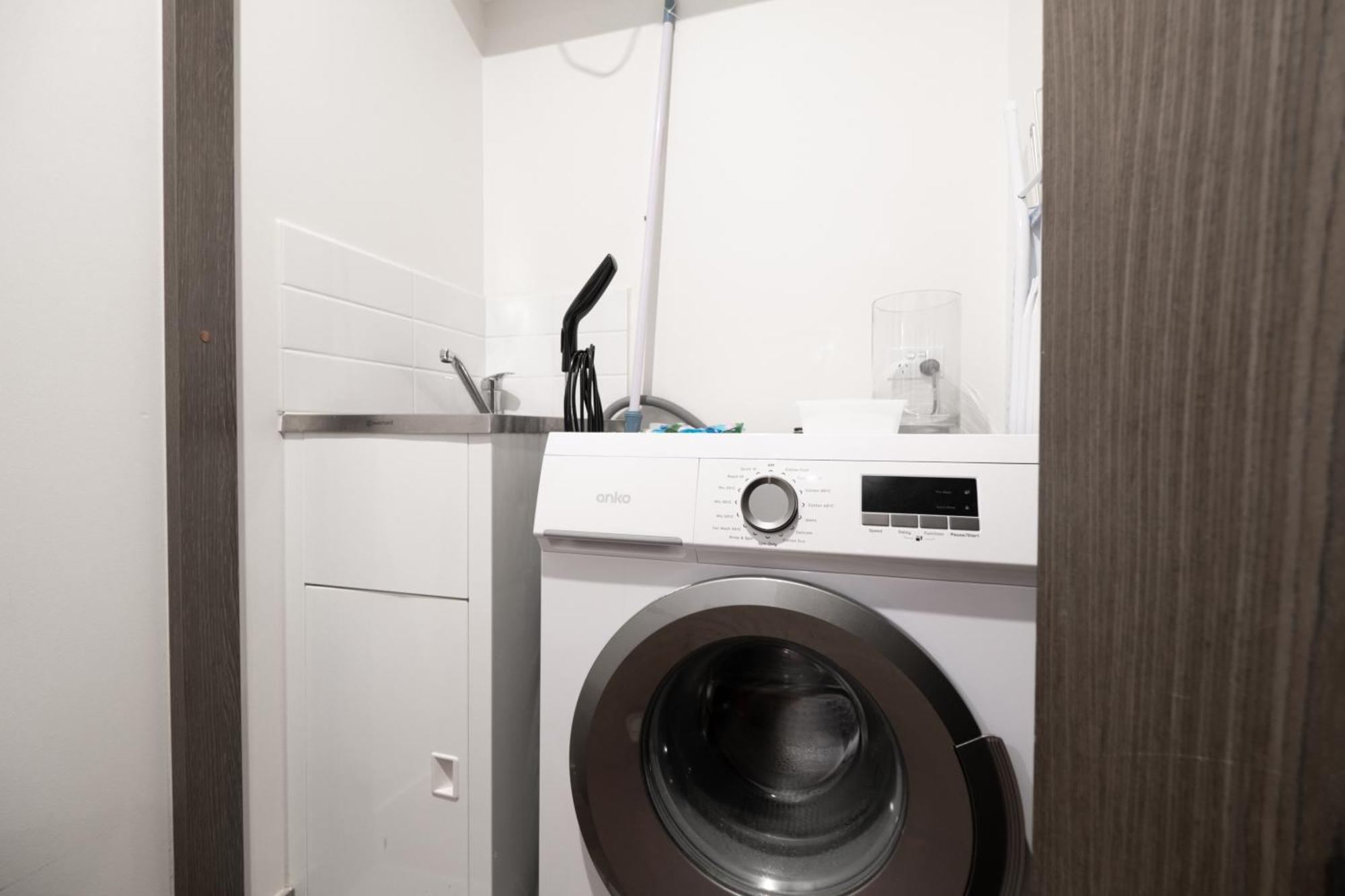 Stylish 2br Facing Parkpoolparking Melbourne