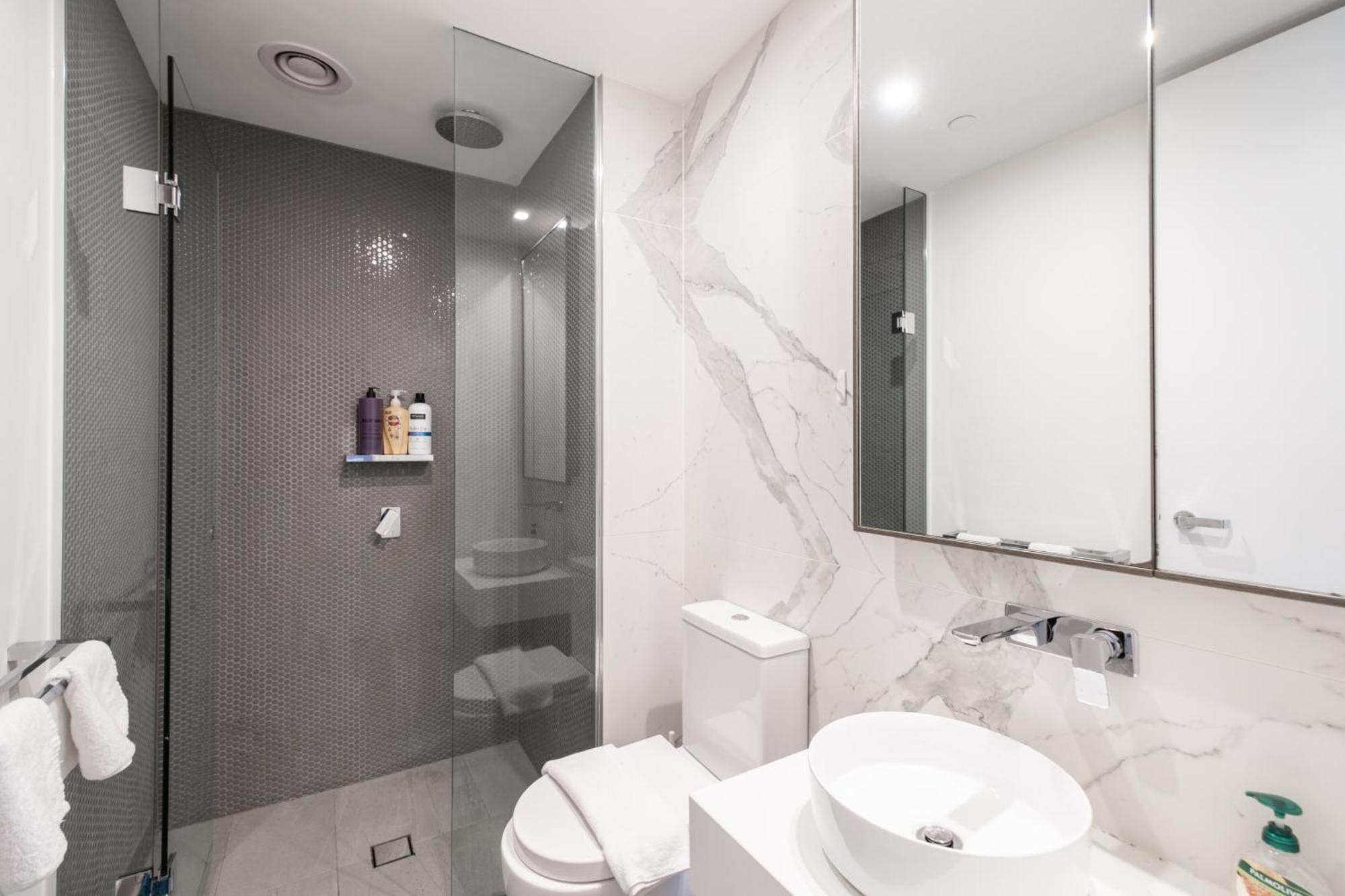 Stylish 2br Facing Parkpoolparking Melbourne