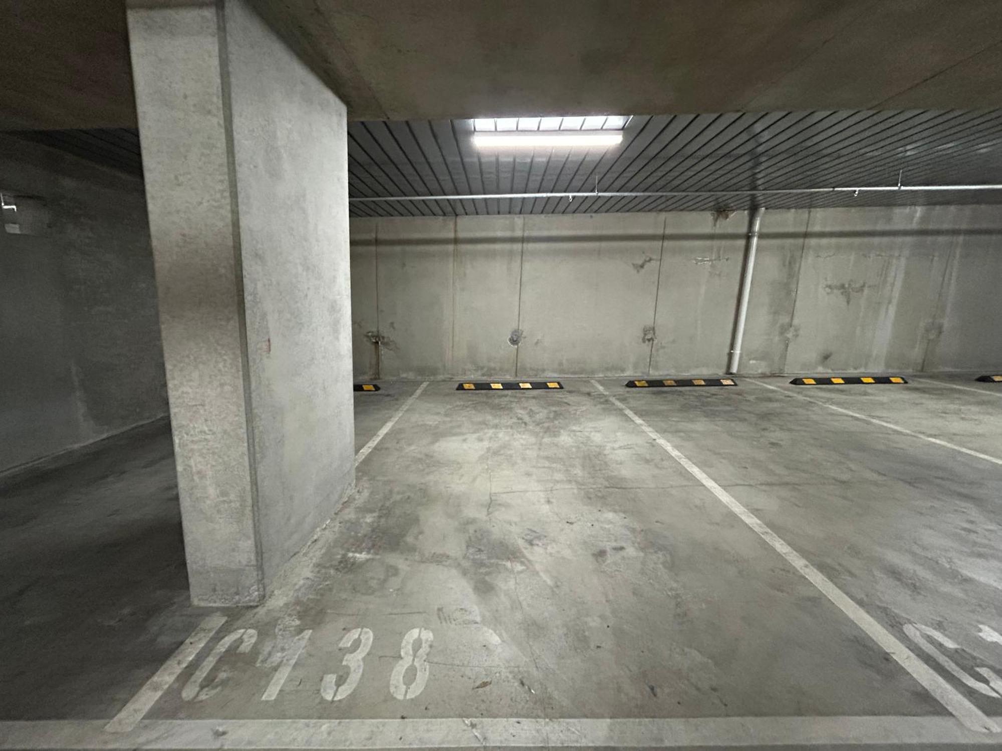 Stylish 2br Facing Parkpoolparking Apartment *