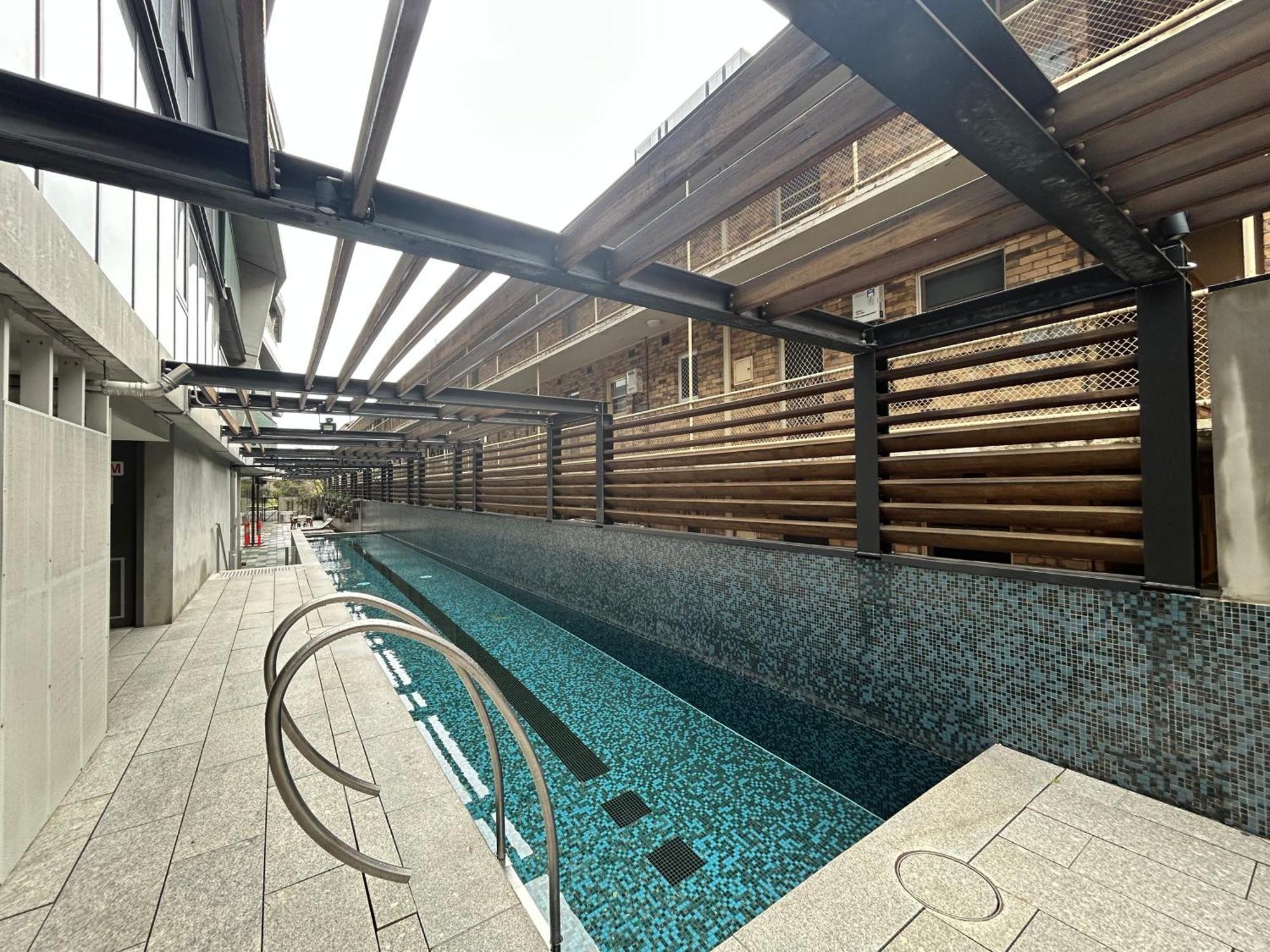 Stylish 2br Facing Parkpoolparking Apartment *
