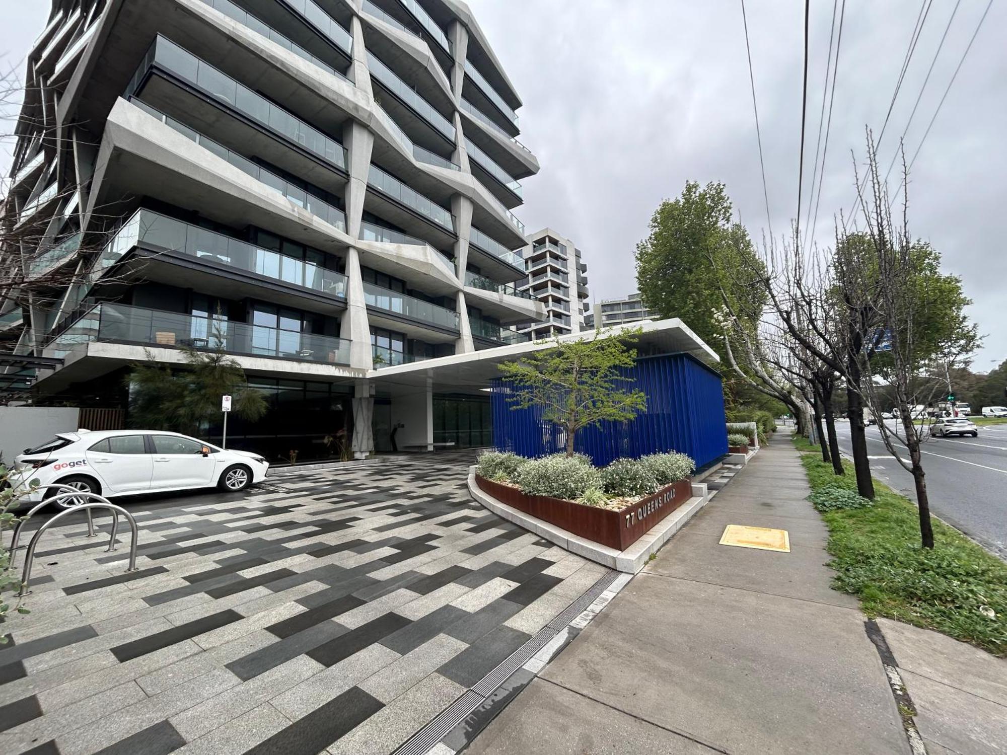 Stylish 2br Facing Parkpoolparking Apartment