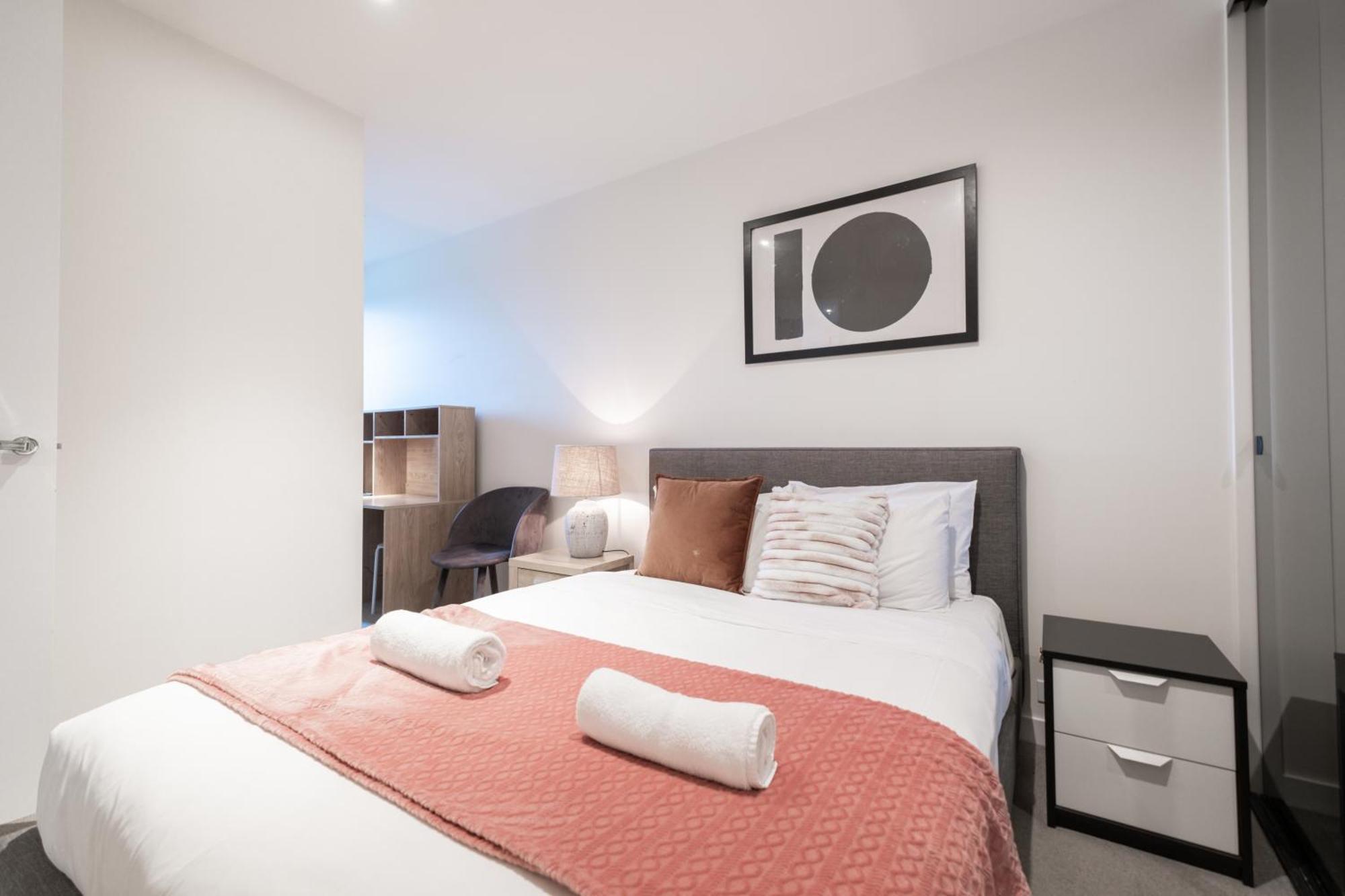 Stylish 2br Facing Parkpoolparking Melbourne