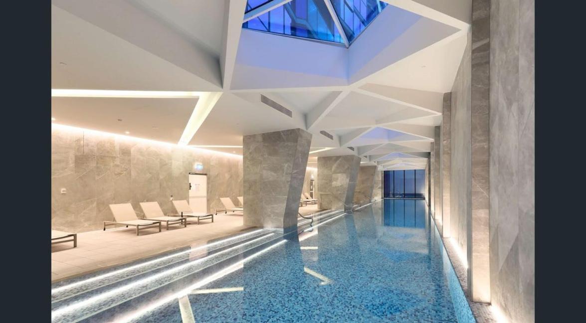 Gorgeous Views 59th Floor 2br With Pool & Gym Apartment Melbourne