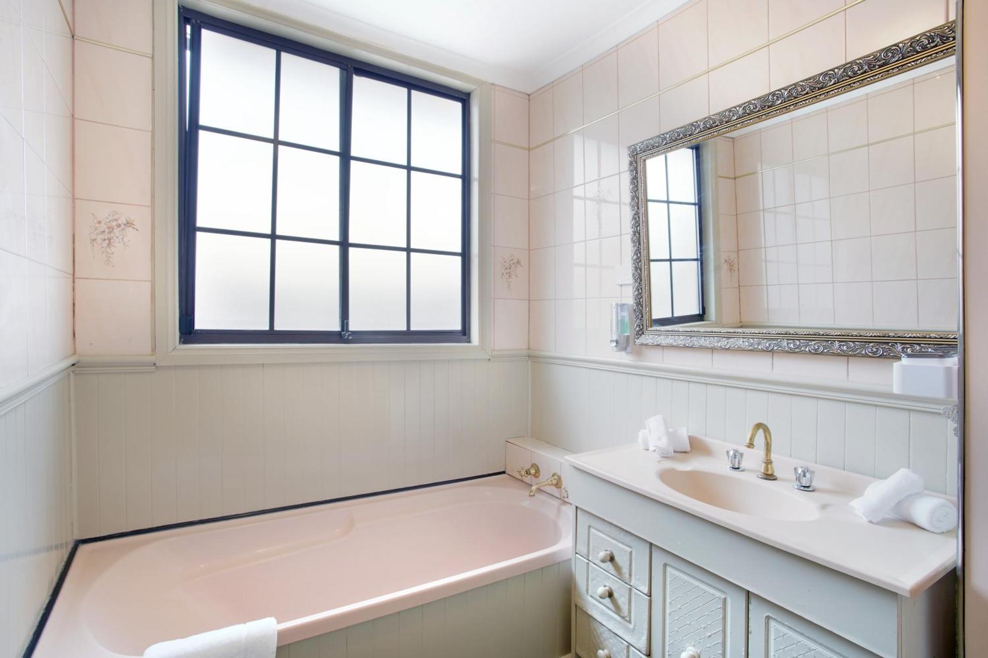 Three Bedroom Sweet Retreat In Coburg Melbourne