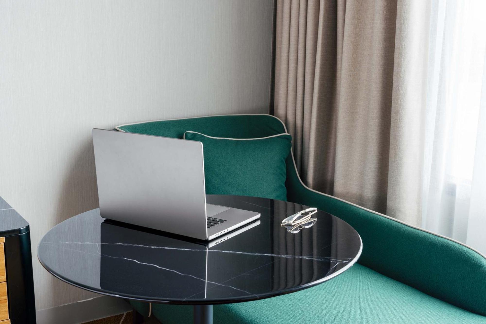 Hotel Mantra Airport 4*