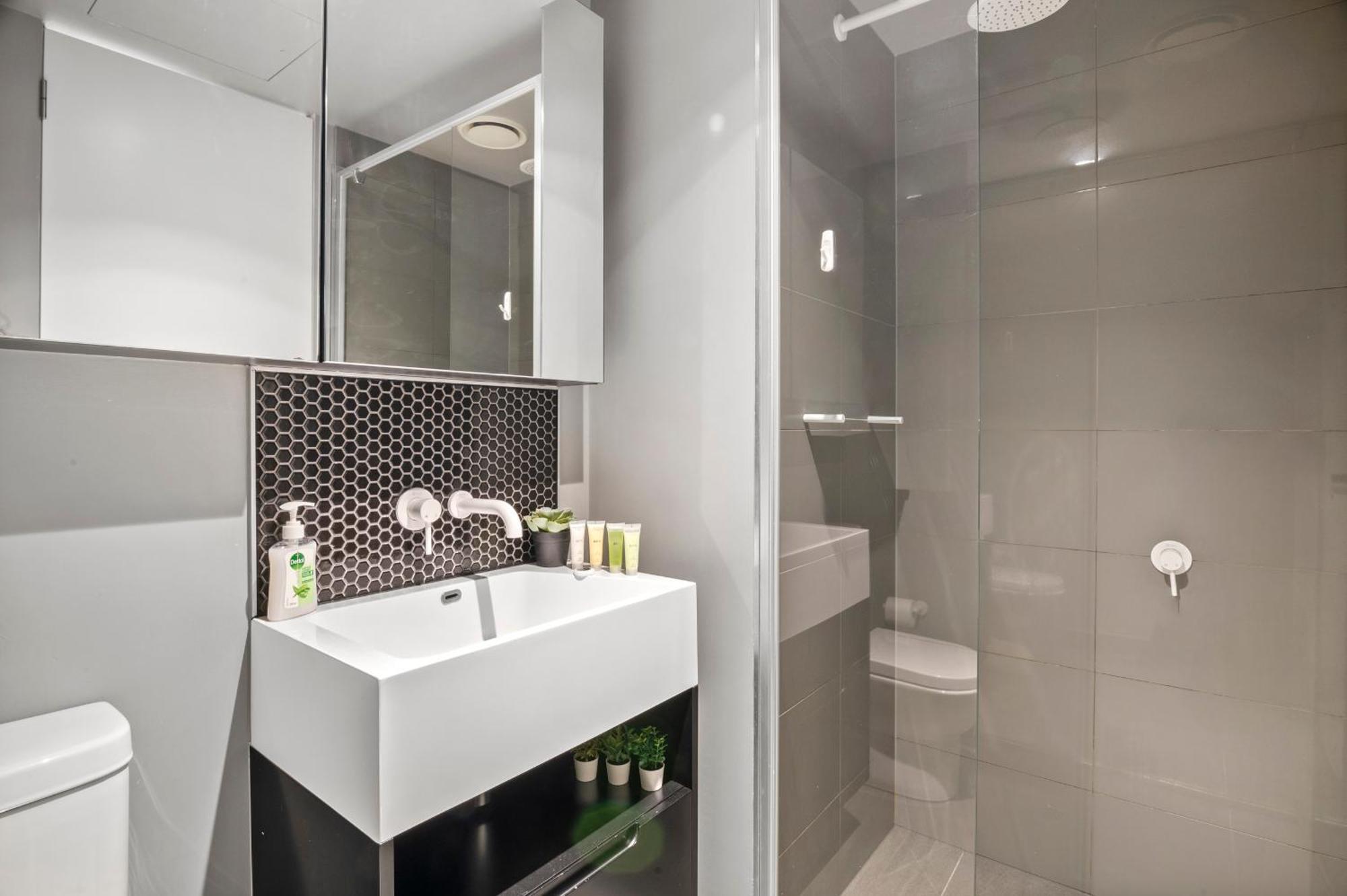 Cozy & Romantic 1br In Cbd With Pool And Gym Apartment Melbourne