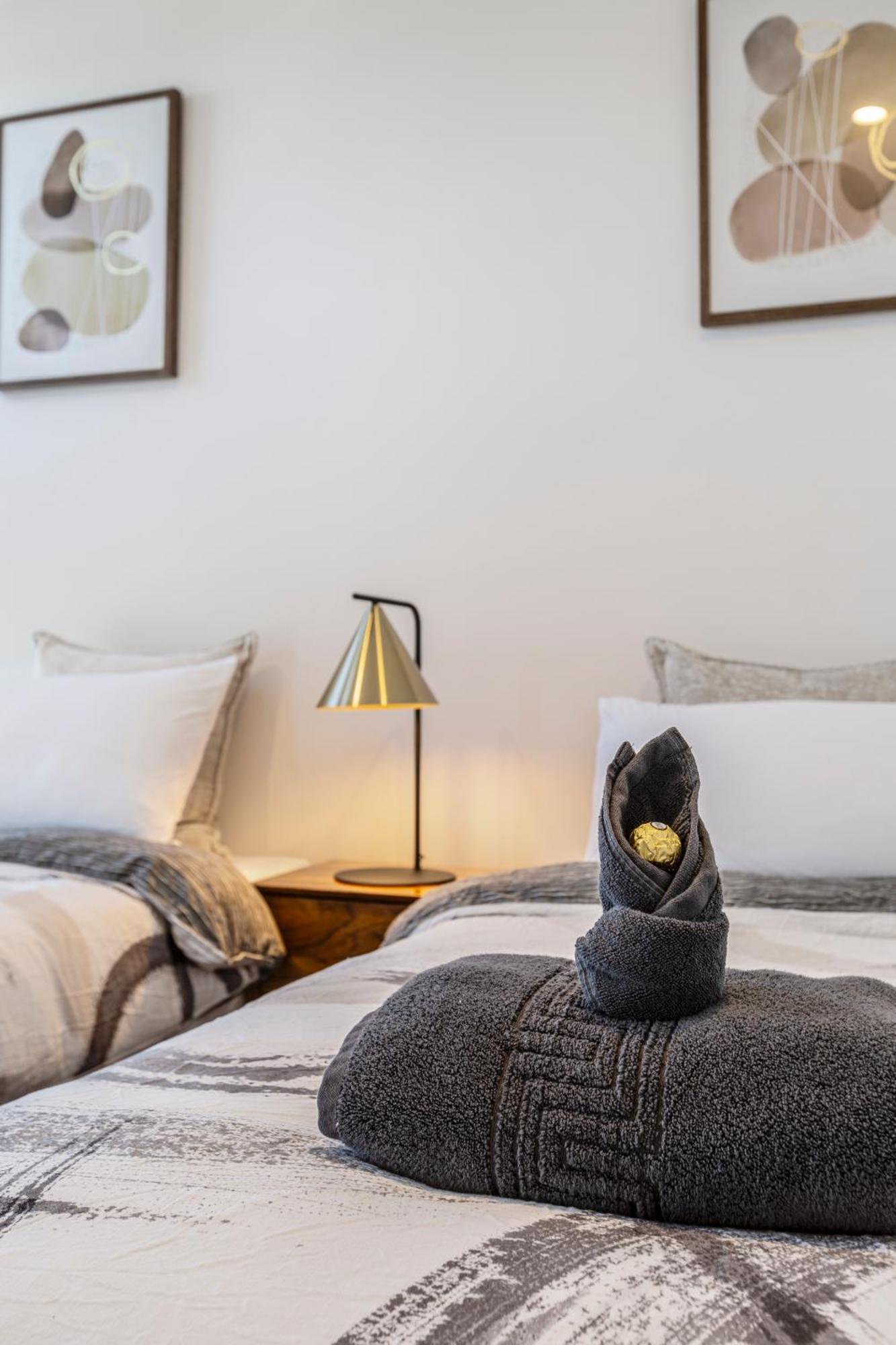 Urban Habitat King Bed 5min 2 Crown Netflix * Melbourne