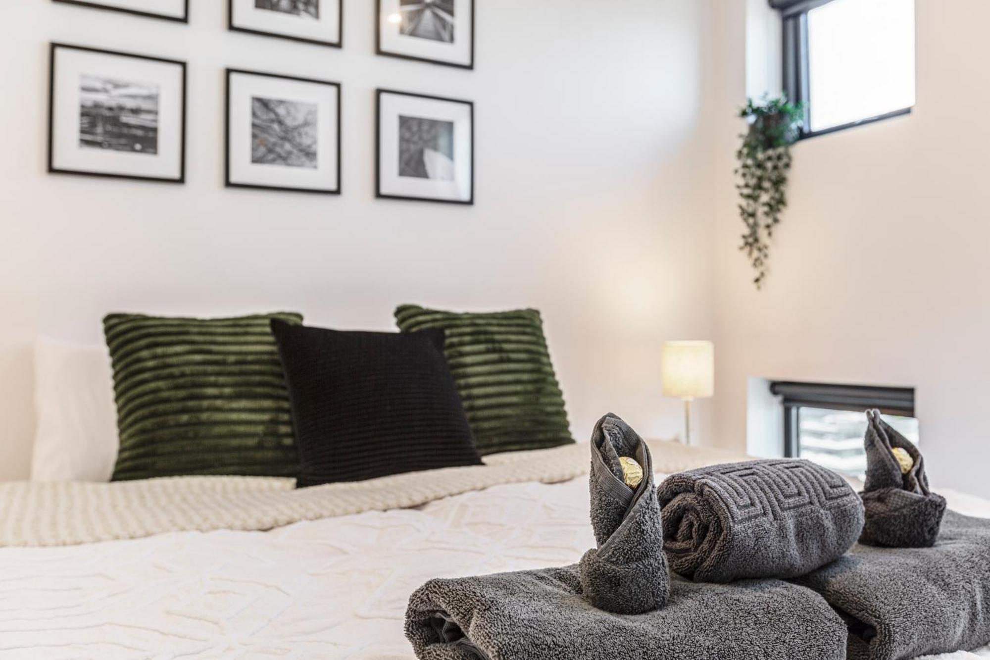 Urban Habitat King Bed 5min 2 Crown Netflix Apartment