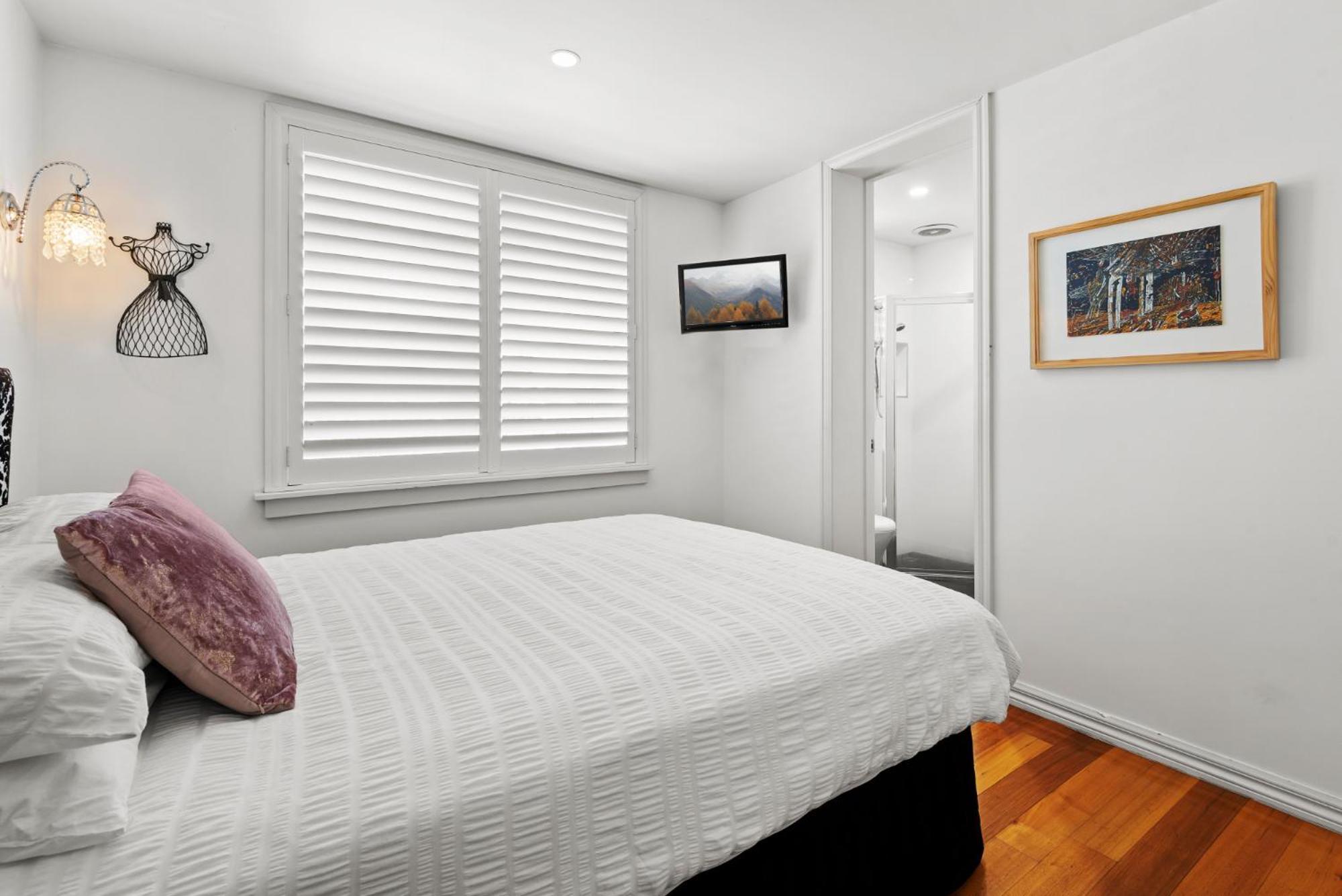 Convenient In Heart Of Carlton Apartment