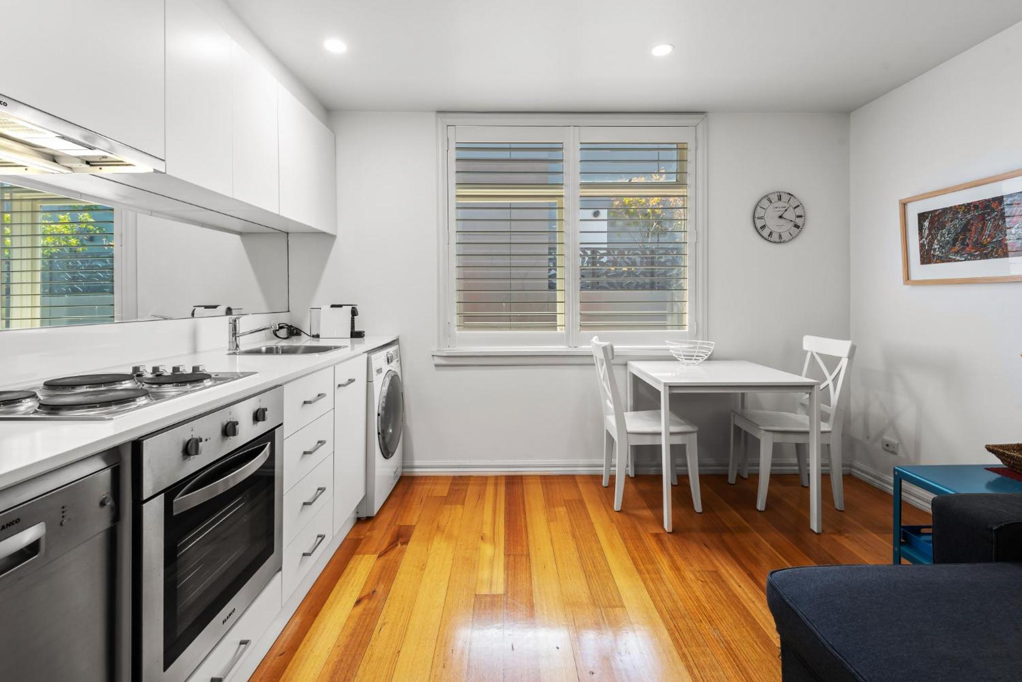 Convenient In Heart Of Carlton Apartment *