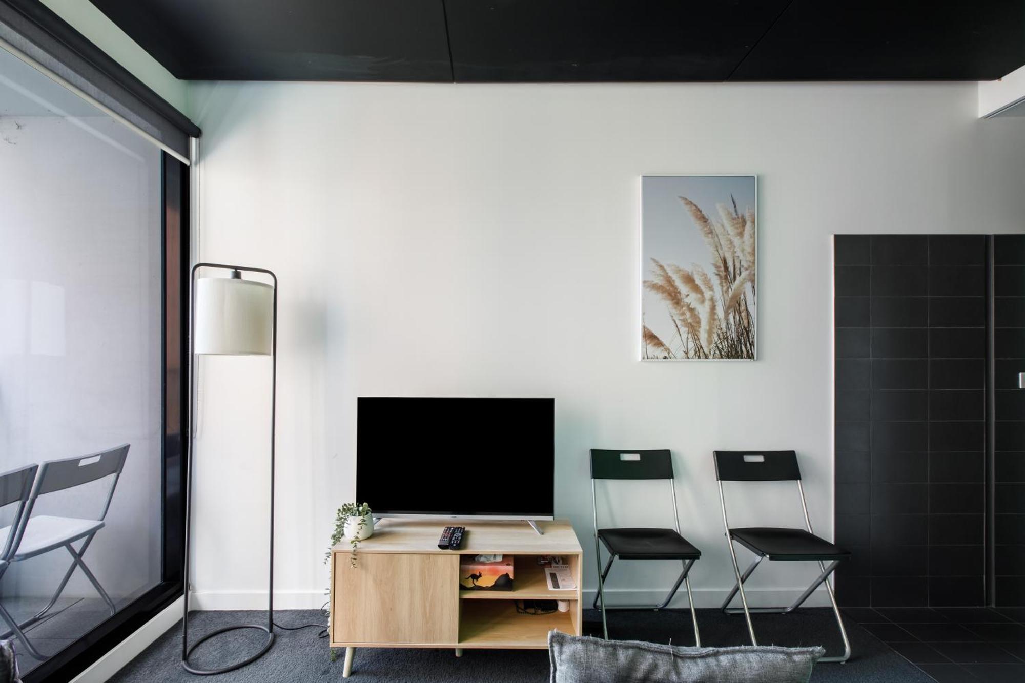 Vibrant Inner-city Living With Luxe Rooftop Pool Apartment